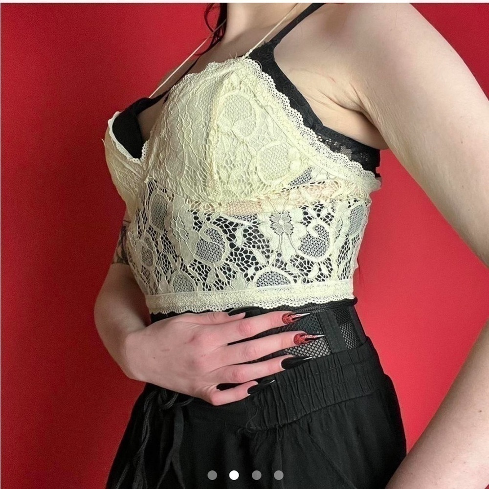 Cream lace bustier crop with string ties π€π€ββββββββββββββββββββββββββ - Picture 2 of 4